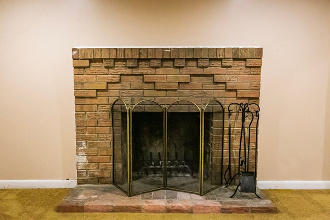 Building Photo - 5501 Auth Rd