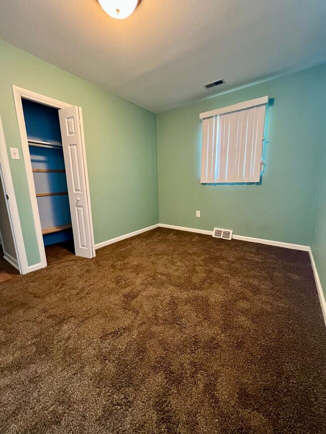 Building Photo - 3-Bedroom Single Family Home in Bristol! A...