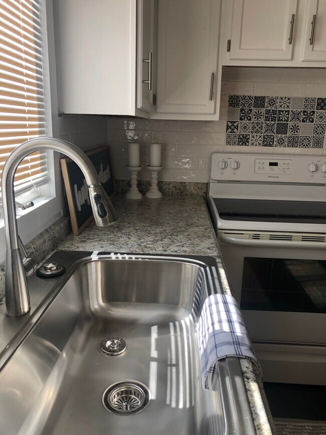 Building Photo - 7398 Eisenhower Dr