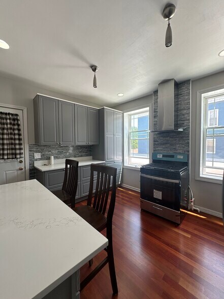 Building Photo - 2216 W Belmont Ave