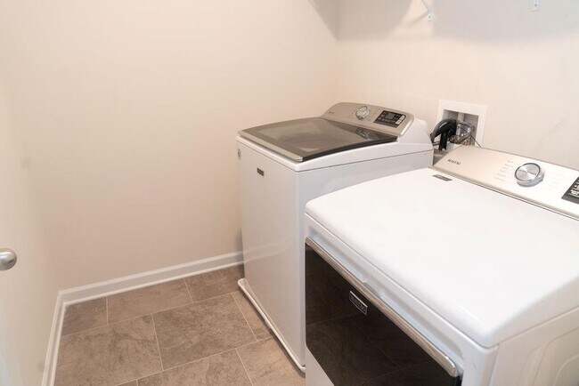 Building Photo - 585 River Gdns Dr