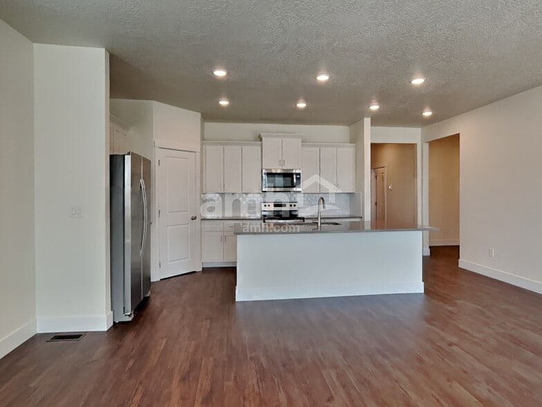 Building Photo - 10027 W Raleigh St