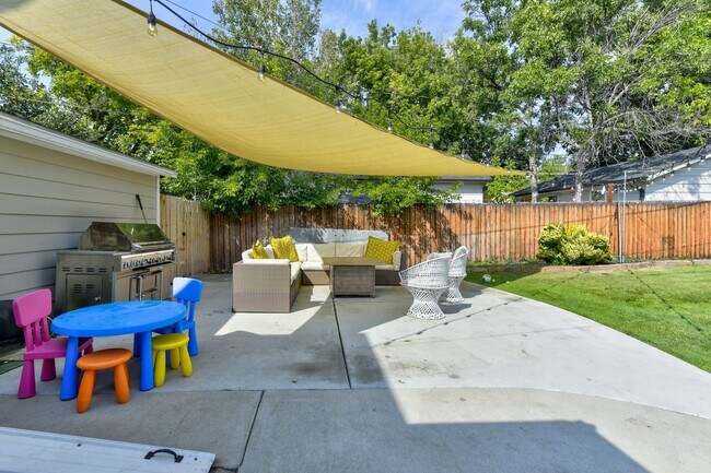 Building Photo - 303 E Chester St