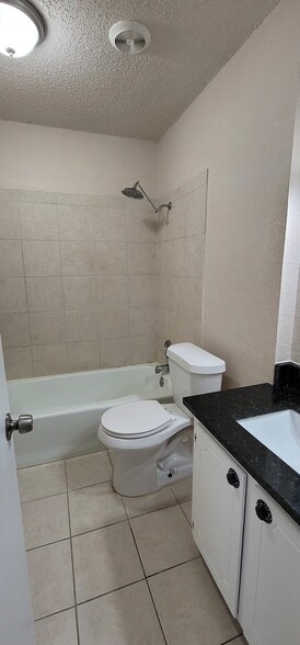 Building Photo - 728 N Main St