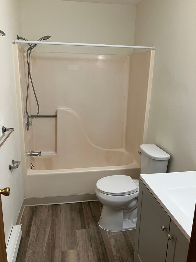 Building Photo - Troy Crossing - 2 Bedroom & 1.5 Bath Townh...