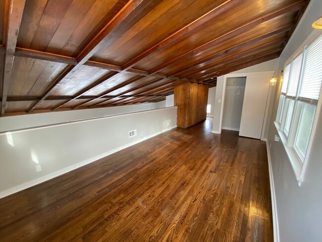 Building Photo - Remodeled 3 bed 2 bath