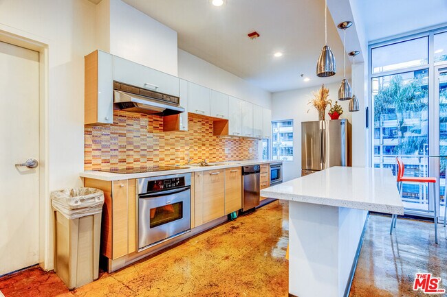 Building Photo - 645 W 9th St