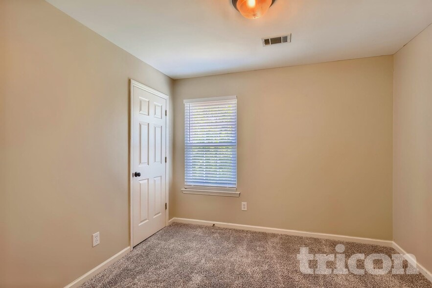 Building Photo - 2420 Amber Glen Dr