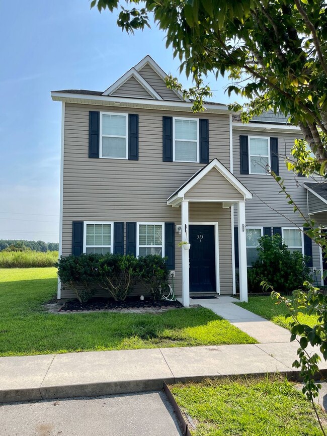 Primary Photo - Great Townhome! Minutes to Hwy 172 Back Gate