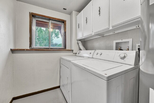 Building Photo - $2,495 - 3 Bed, 2 Bath Home in Aurora with...