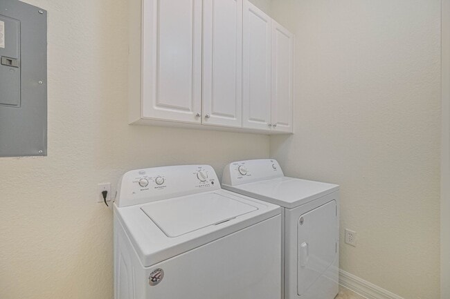 Building Photo - **Coach Home in Jonathans Bay - 3/2 + Den -  Water Views - 2 Car Garage**