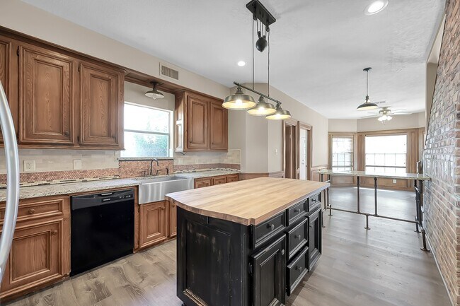 Building Photo - 1807 Brookchester Dr