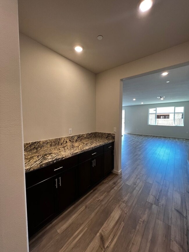 Building Photo - 2035 Greenbriar Dr