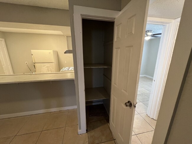 Building Photo - 3 bedroom/1 bathroom close to I10 and I35