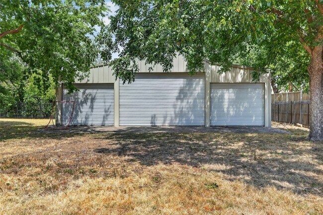 Building Photo - 1400 Emerald Cir