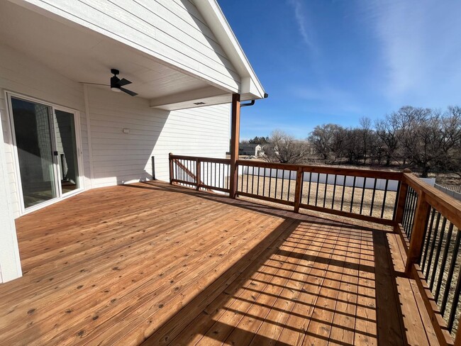 Building Photo - 4 Bed/3.5 Bath with 4 Stall Heated Garage!