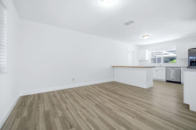 Building Photo - 321 E Chaminade Dr