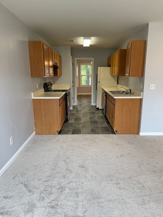 Building Photo - Spacious Townhouse