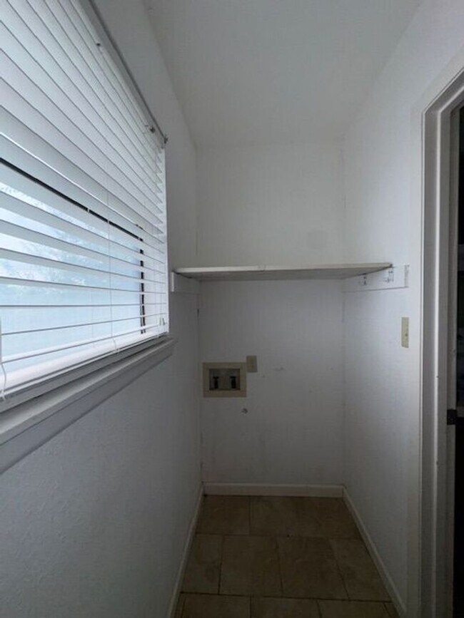 Building Photo - 1100 sqft under $1000-Calallen Area