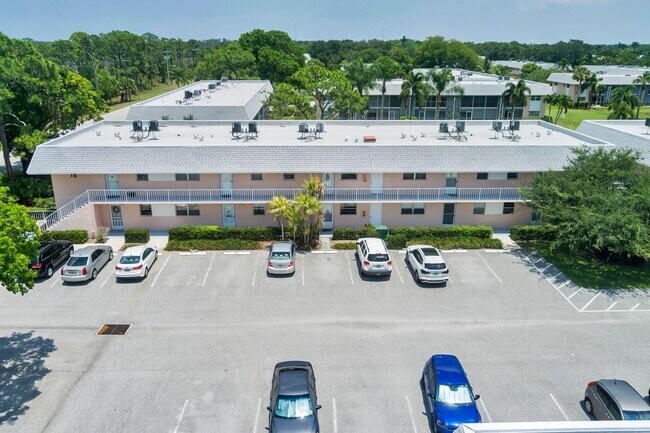 Building Photo - 18081 SE Country Club Dr