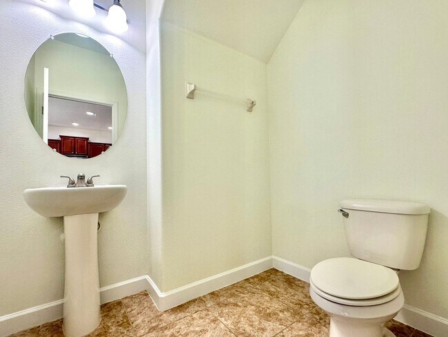 Building Photo - Upscale and modern 5bedroom/2.5bath home in Festival Community!