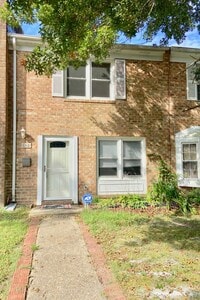 Building Photo - 2BD/1.5BA  Brick Townhouse  Washer/ Dryer Included!