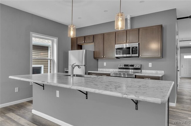 Building Photo - 140 Seymour St