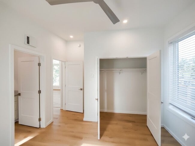 Building Photo - Fully Fenced Private Single-Level 2x2 Retreat in Bend with Bonus Office Nook!