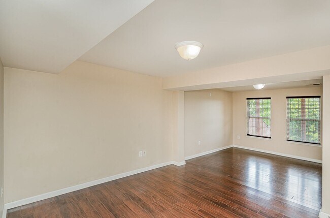 Building Photo - NORTH STAFFORD WELL MAINTAINED TOWNHOME FOR RENT