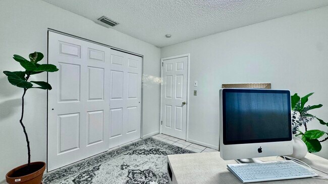 Building Photo - 3403 Hi St