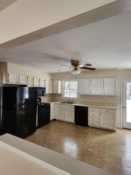 Building Photo - 5 Midland Dr