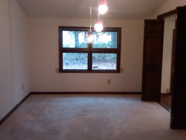 Building Photo - 4852 Rosewell Dr
