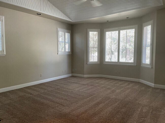Building Photo - 3 bedroom, 3 bath, entertainment room, lib...