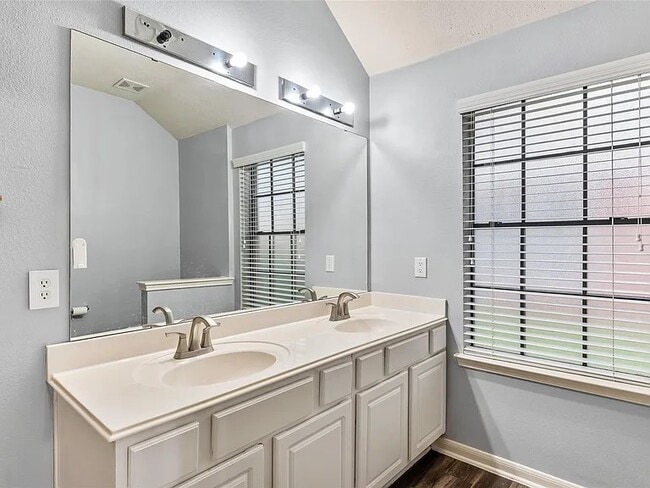 Building Photo - 16535 Cypress Bridge Dr