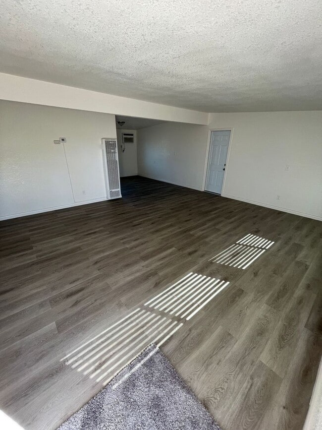 Building Photo - 3 BEDROOM HESPERIA HOME