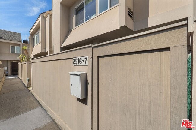 Building Photo - 2516 Arizona Ave