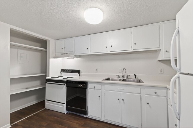 Building Photo - Charming 2BR Bolinwood Condo in Prime Chapel Hill Location!