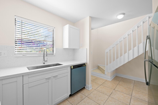 Building Photo - 3281 E Golf Blvd