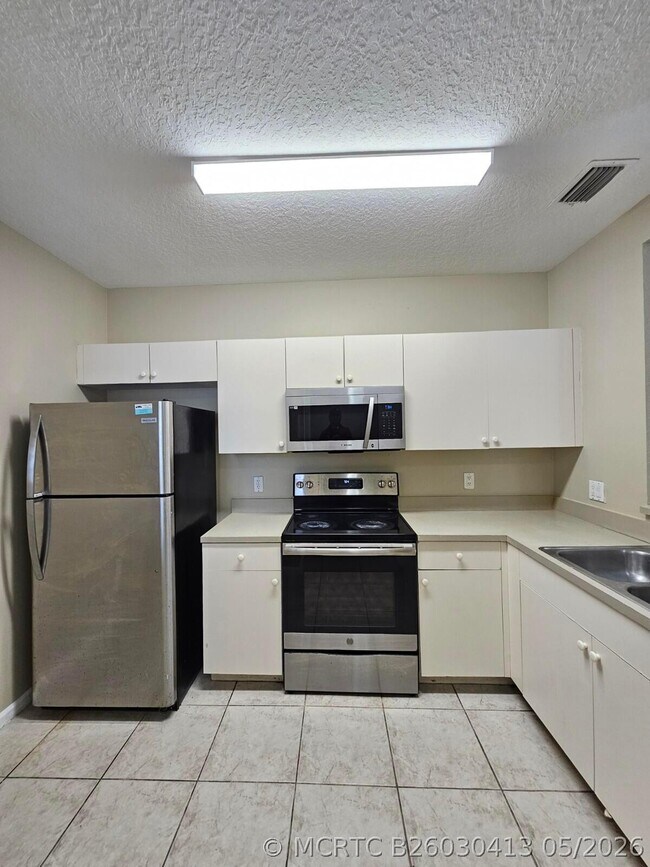 Building Photo - 1063 Golden Lakes Blvd