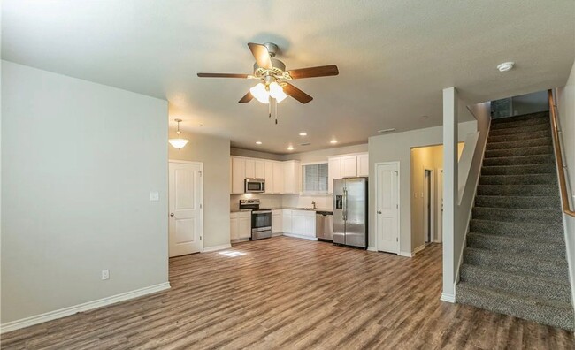 Building Photo - AVAILABLE NOW - Cozy Temple Townhome
