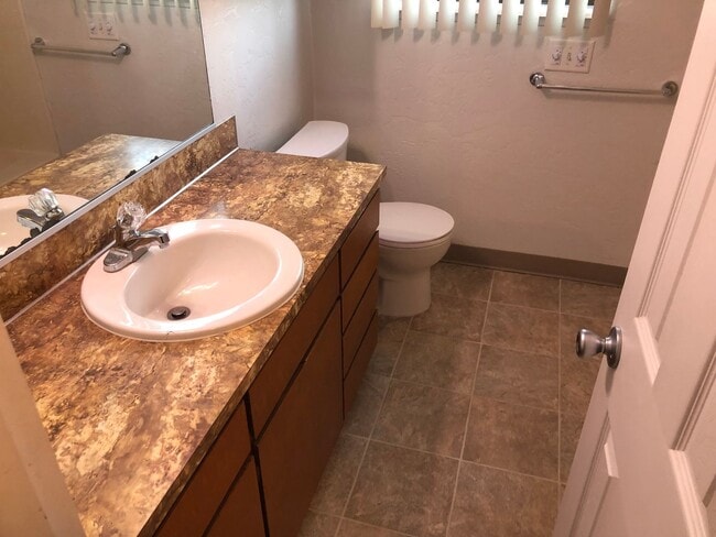 Building Photo - 2 bedroom 1 bath duplex in Cottage Grove!