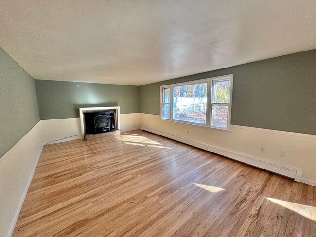 Building Photo - Renovated Single Family 3 Bed / 2.5 Bath w...