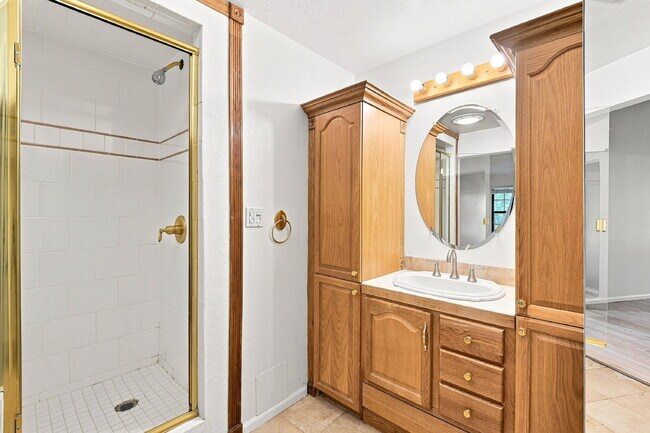 Building Photo - $1,595.95 2 bed, 2 bath located in Lakewood with a washer and dryer