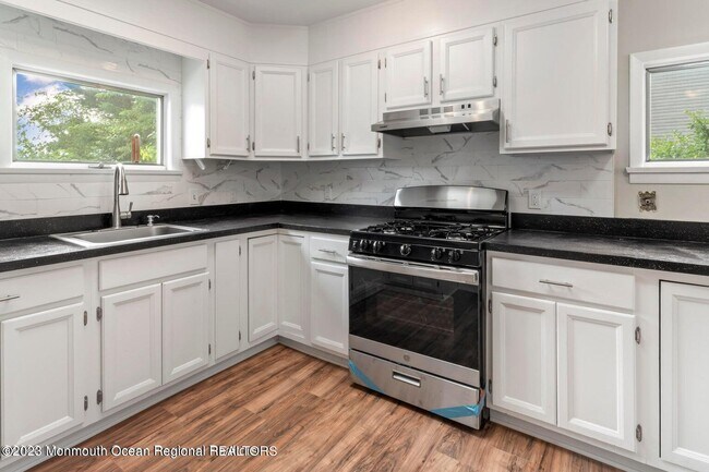 Building Photo - 292 Middle Rd