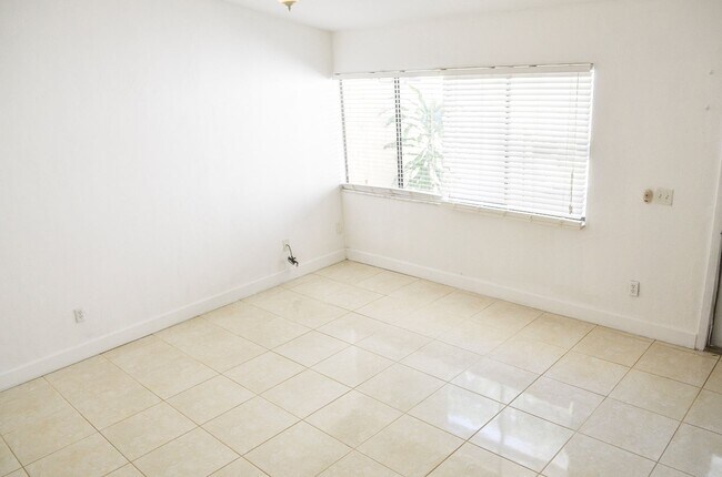Building Photo - 2508 SW 35th Pl