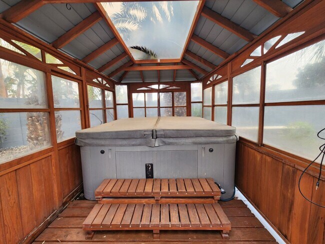 Building Photo - Entertainers Delight with minutes of shopping and restaurants