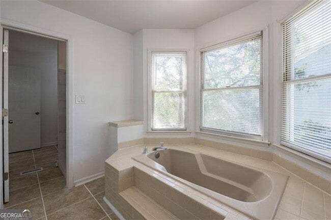 Building Photo - 348 Lakeridge Ct