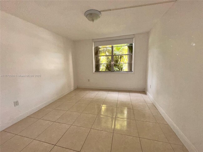 Building Photo - 9320 Fontainebleau Blvd