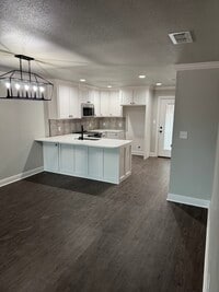 Building Photo - 321 Woodstock Ln