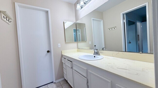 Building Photo - Charming 2 Bed / 1.5 Bath Townhome in the Heart of University Heights – Gated Community with Assi...